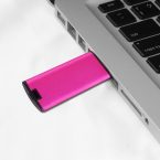 iag-256-metallic-flashdrives-lifestyle